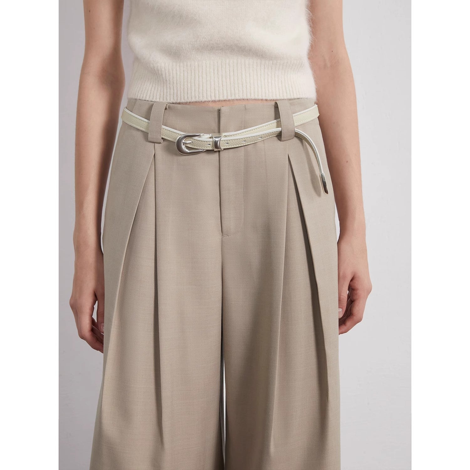 “Street Sketch”Fine-Spun Wool Fashion, Waistless Pleated Loose-Fitting